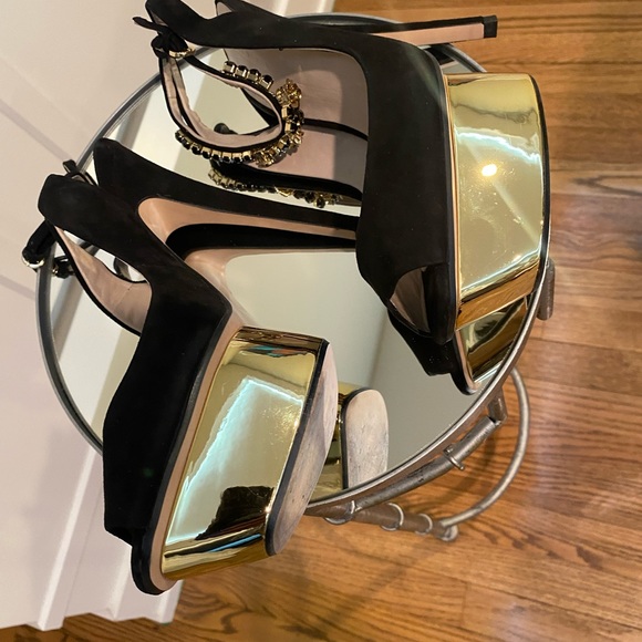 Sexy Black and Gold Semi Platform Heels✨ - Picture 8 of 10